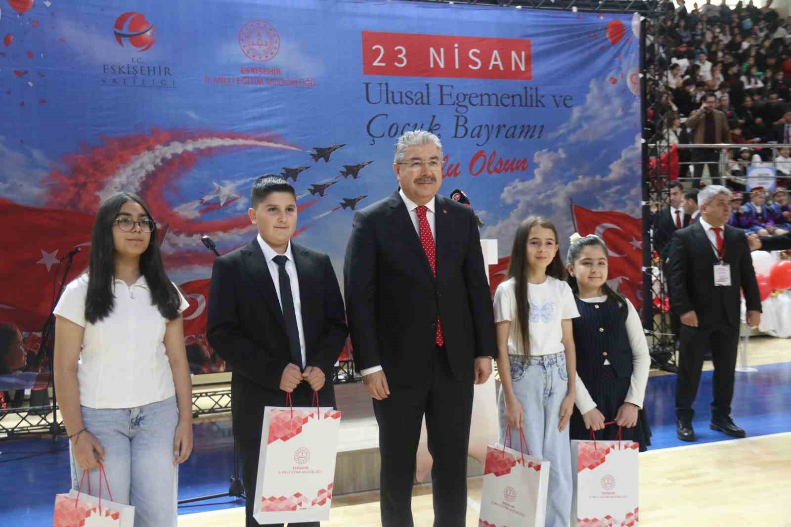 Eskişehir’de 23 Nisan coşkusu Şehit Anıl Gül Spor Salonu’nda yaşandı
