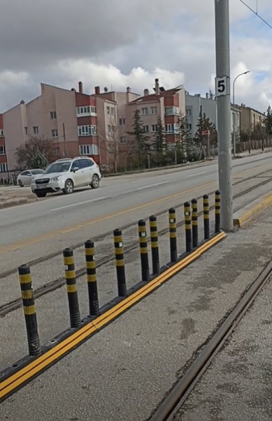 Eskişehir’de 3 kişinin öldüğü kazanın olduğu caddede tedbir alındı
