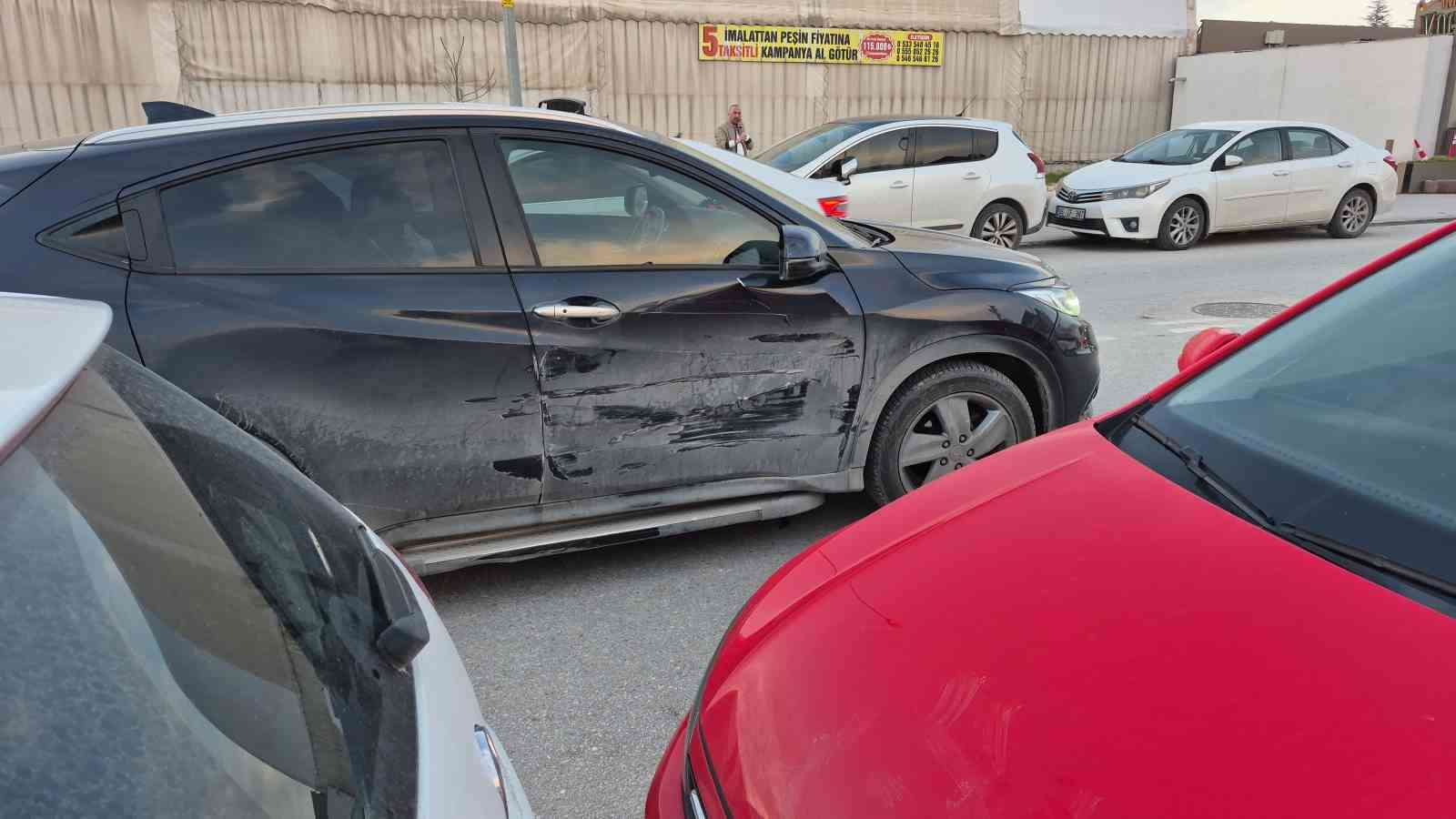 Eskişehir’de 4 aracın karıştığı trafik kazasında 3 kişi yaralandı
