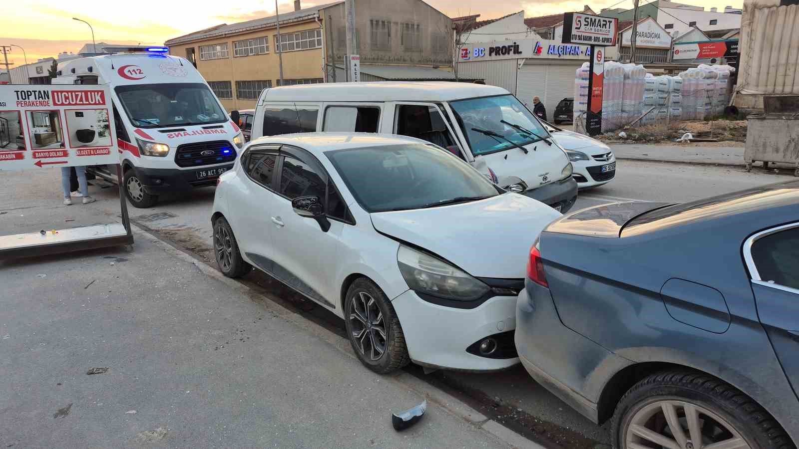 Eskişehir’de 4 aracın karıştığı trafik kazasında 3 kişi yaralandı
