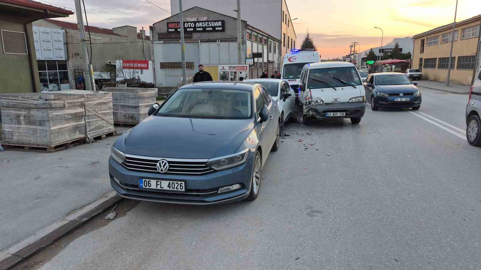 Eskişehir’de 4 aracın karıştığı trafik kazasında 3 kişi yaralandı
