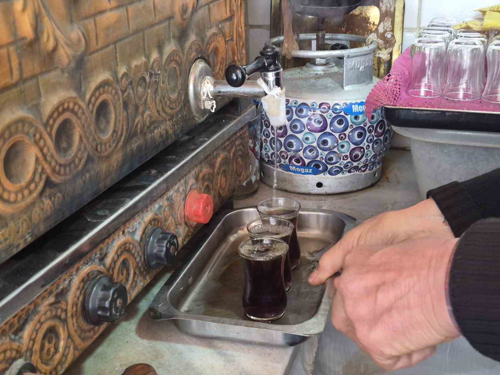 Eskişehir’de 44 senedir çaycı olan esnafın ilginç çalışma yöntemi
