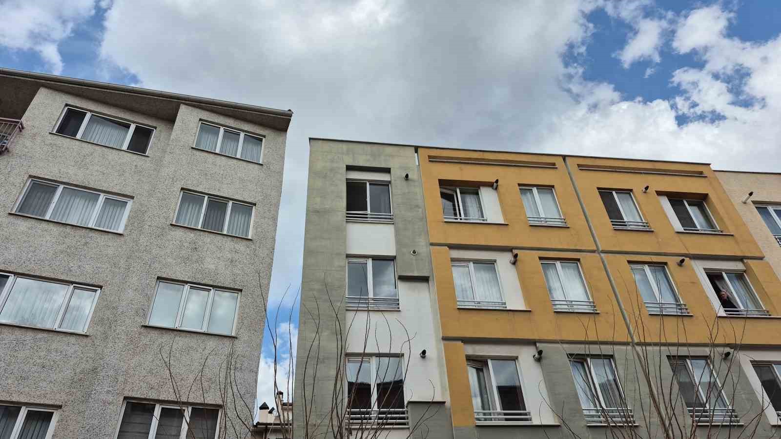 Eskişehir’de 4’üncü kattan düşen öğrenci ağır yaralandı
