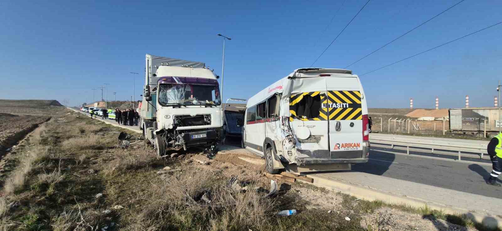 Eskişehir’de 5 aracın karıştığı zincirleme kazada 12 kişi yaralandı
