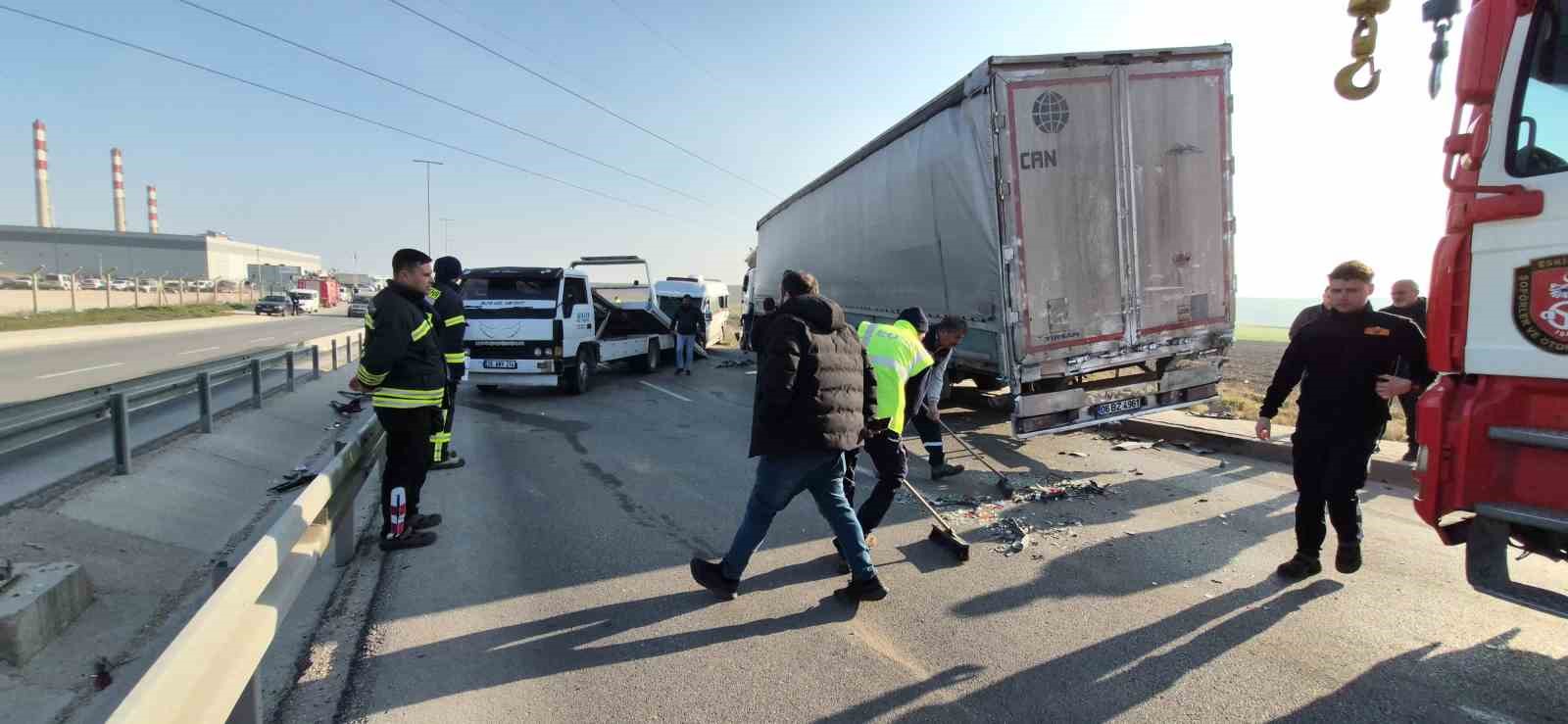 Eskişehir’de 5 aracın karıştığı zincirleme kazada 12 kişi yaralandı
