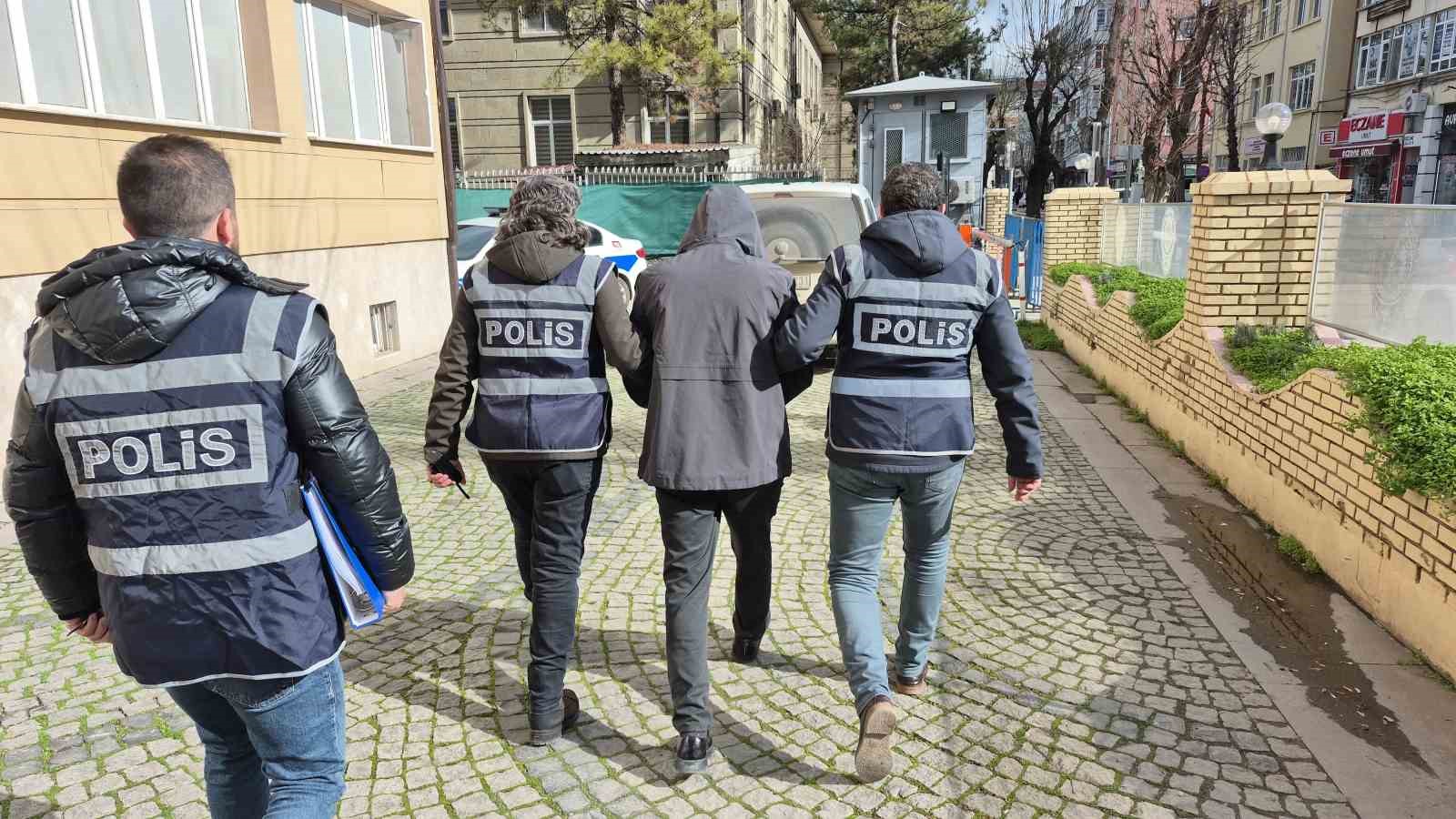 Eskişehir’de 59 suçtan aranan ve 74 yıl hapis cezası olan şahıs yakalandı
