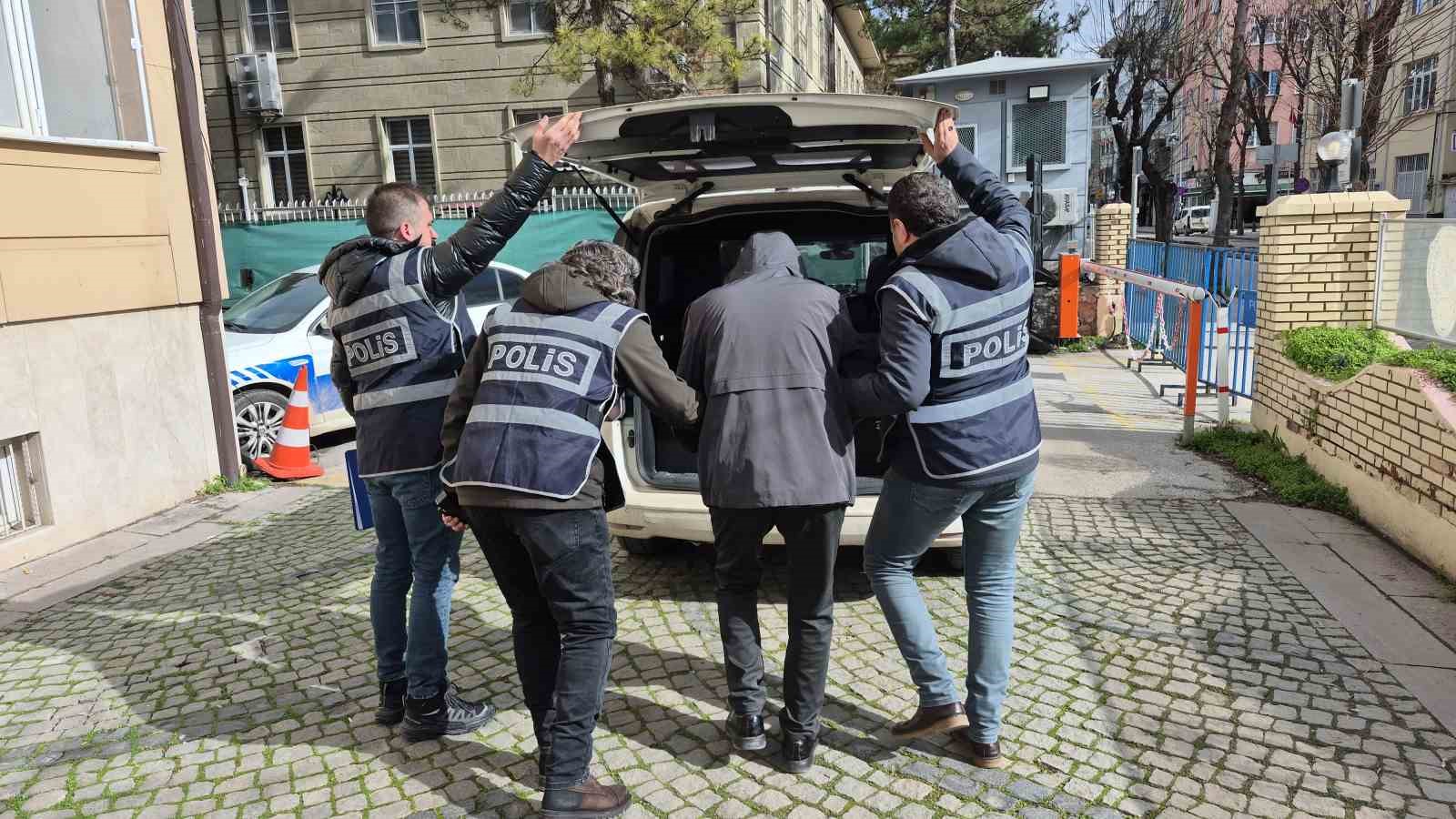 Eskişehir’de 59 suçtan aranan ve 74 yıl hapis cezası olan şahıs yakalandı
