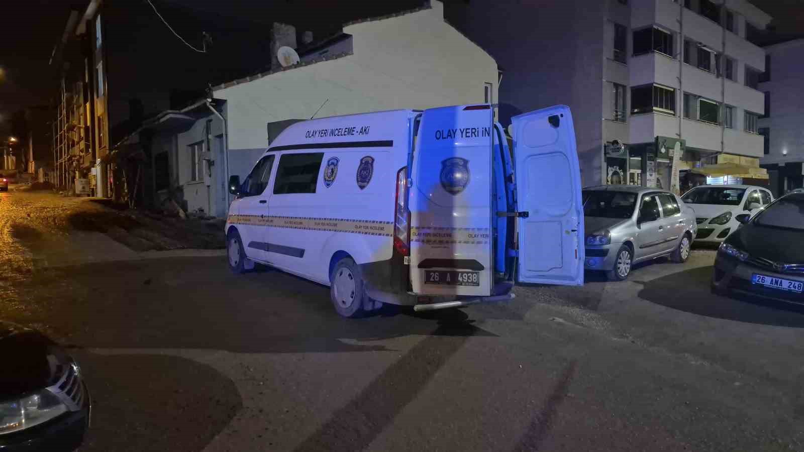 Eskişehir’de alacak verecek kavgası kanlı bitti: 2 yaralı
