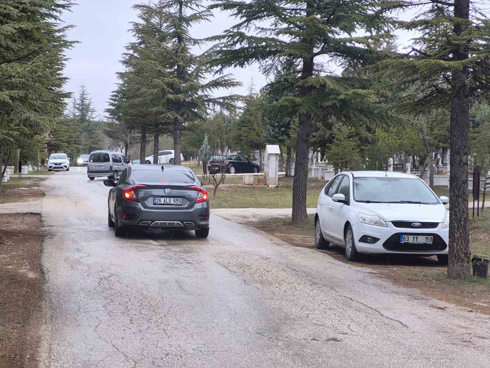 Eskişehir’de Arefe gününde Asri Mezarlık’ta yoğunluk yaşandı
