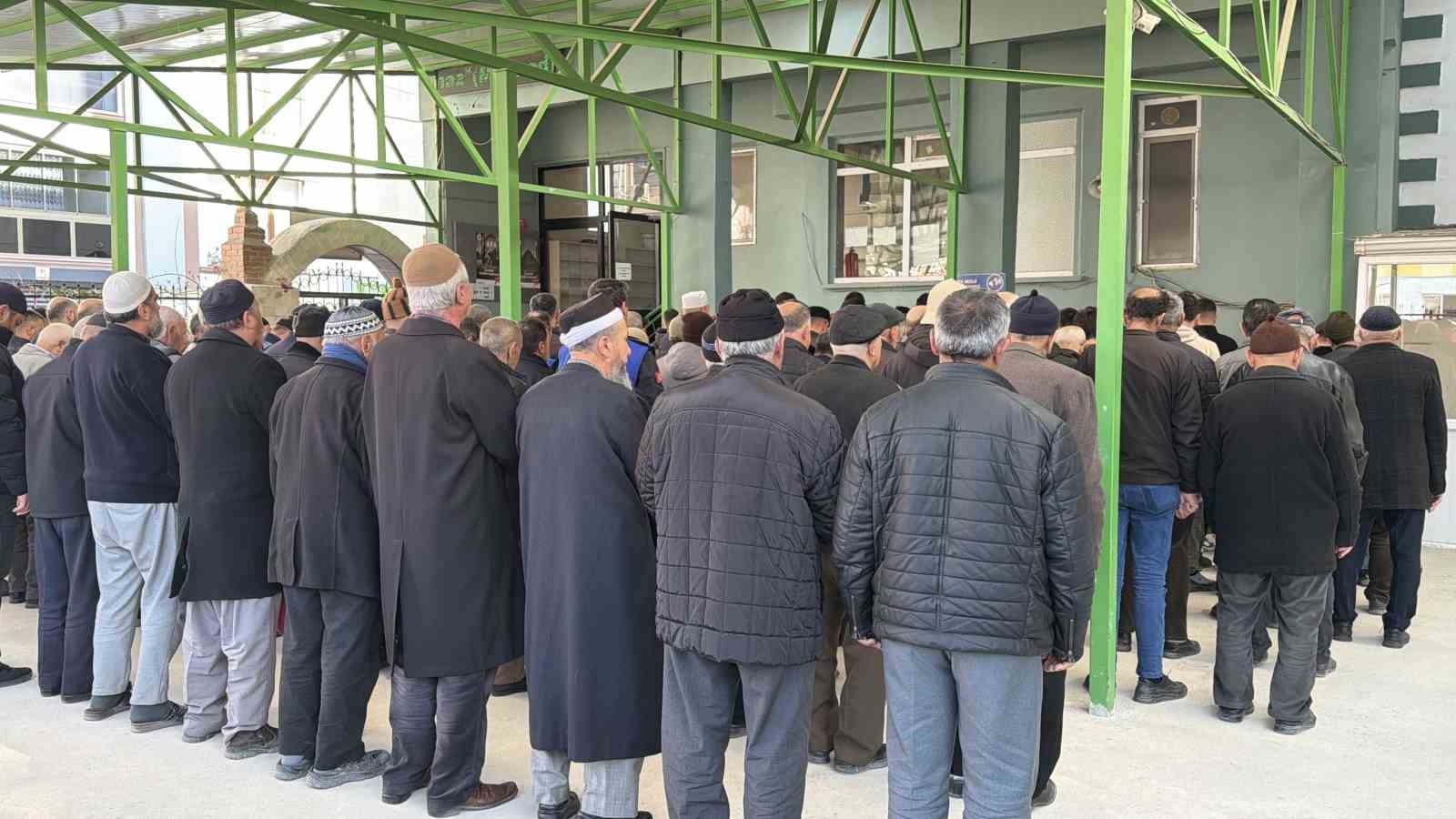 Eskişehir’de babasının öldürdüğü 13 yaşındaki kız toprağa verildi
