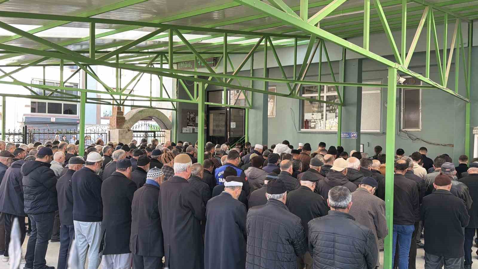 Eskişehir’de babasının öldürdüğü 13 yaşındaki kız toprağa verildi
