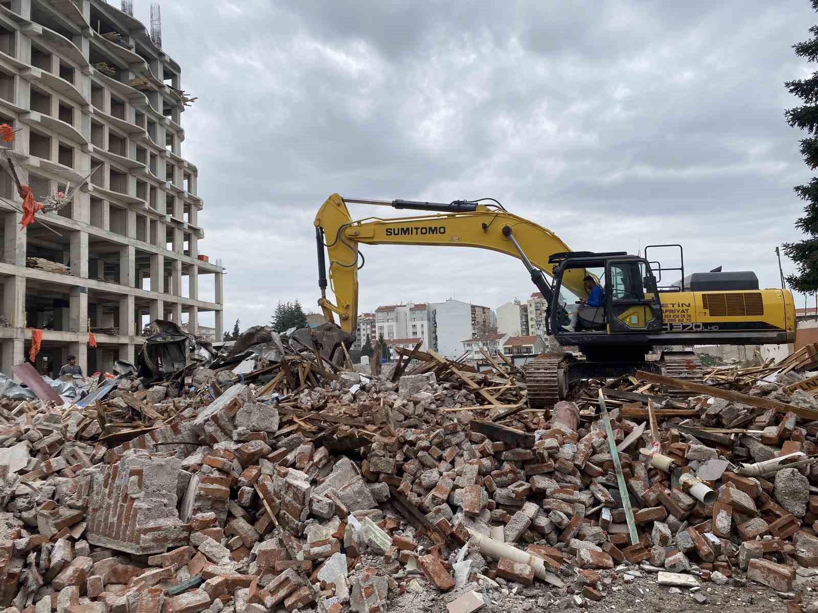 Eskişehir’de çöken binanın yanındaki riskli yapı da yıkıldı
