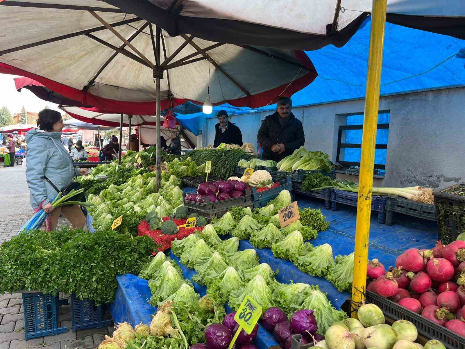 Eskişehir’de dondurucu soğuklar ve sel pazarda etiketleri vurdu
