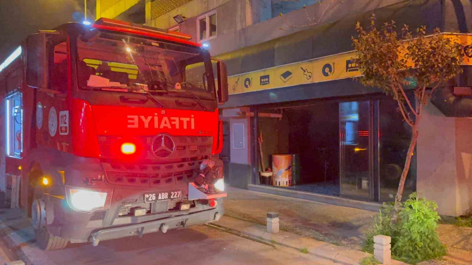 Eskişehir’de eğlence mekanında yangın: Müşteriler kendini dışarı attı
