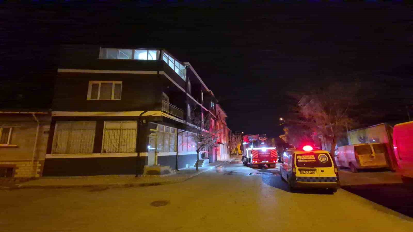 Eskişehir’de gece yangın paniği: 1’i bebek 3 yaralı
