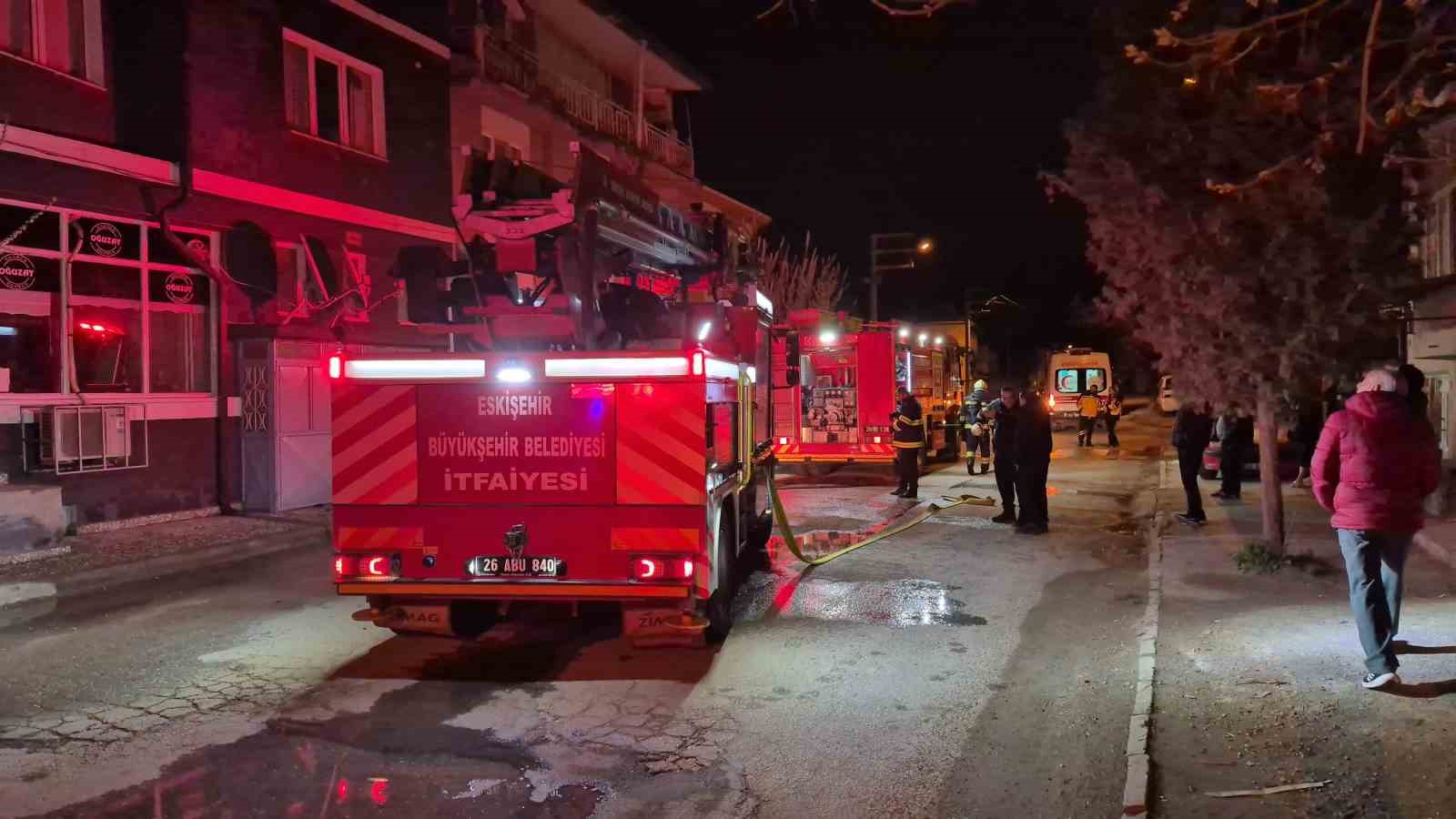Eskişehir’de gece yangın paniği: 1’i bebek 3 yaralı
