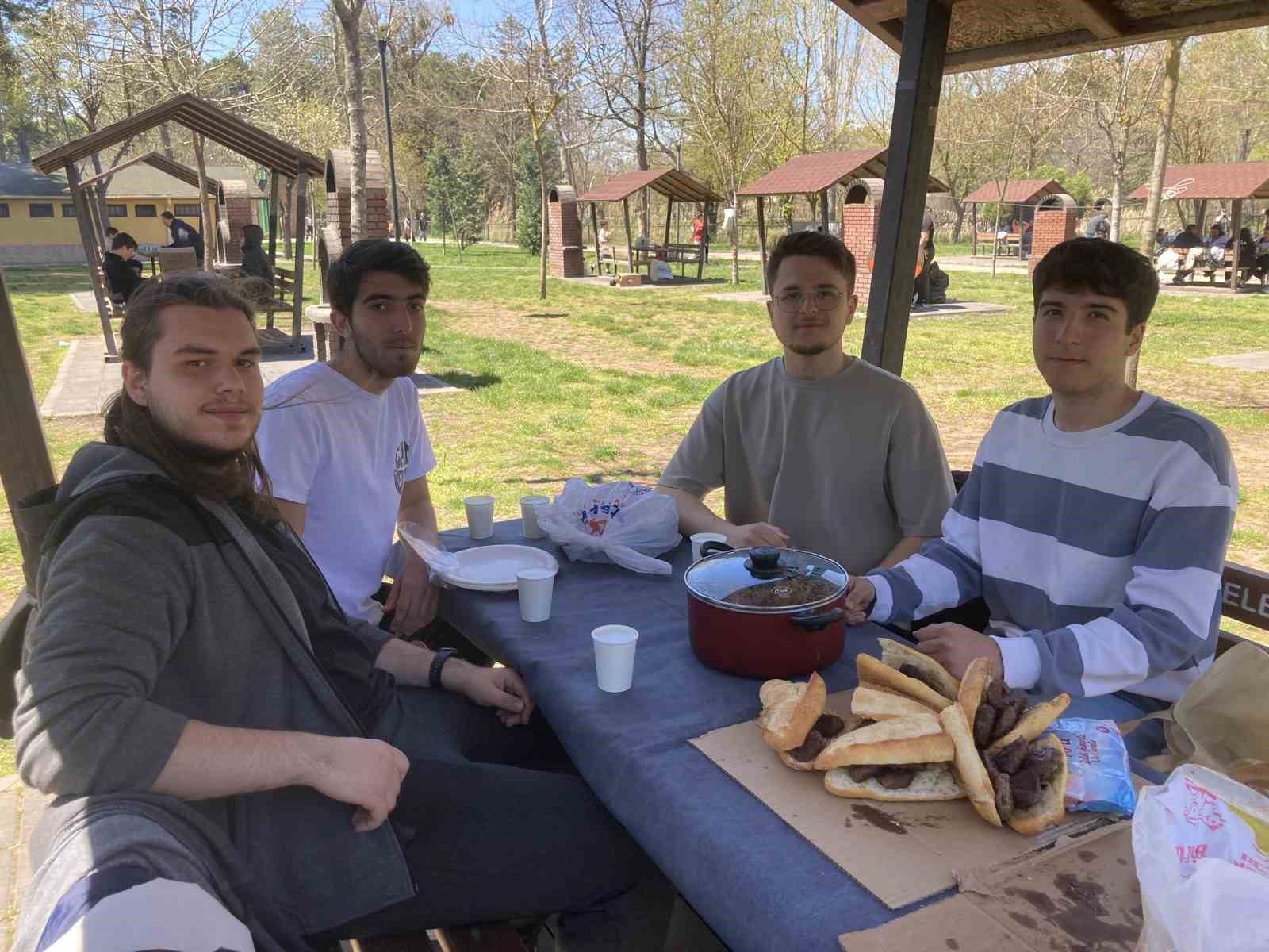 Eskişehir’de gençler doğa ve tarih gezisinin ardından mangalda buluştu

