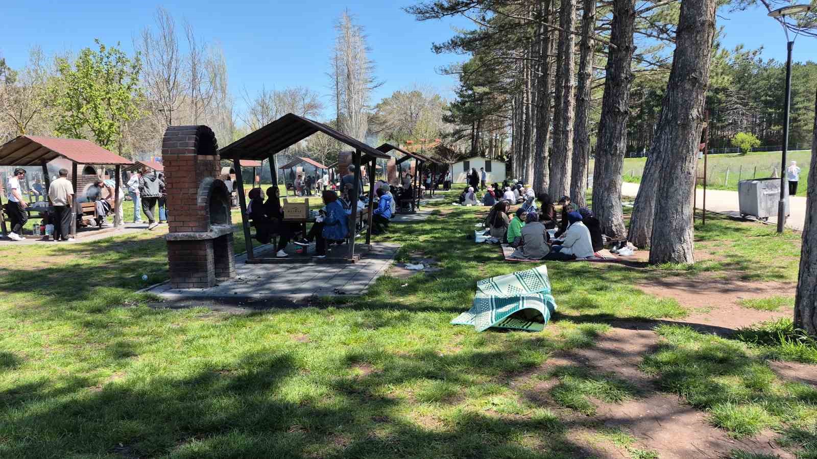 Eskişehir’de gençler doğa ve tarih gezisinin ardından mangalda buluştu
