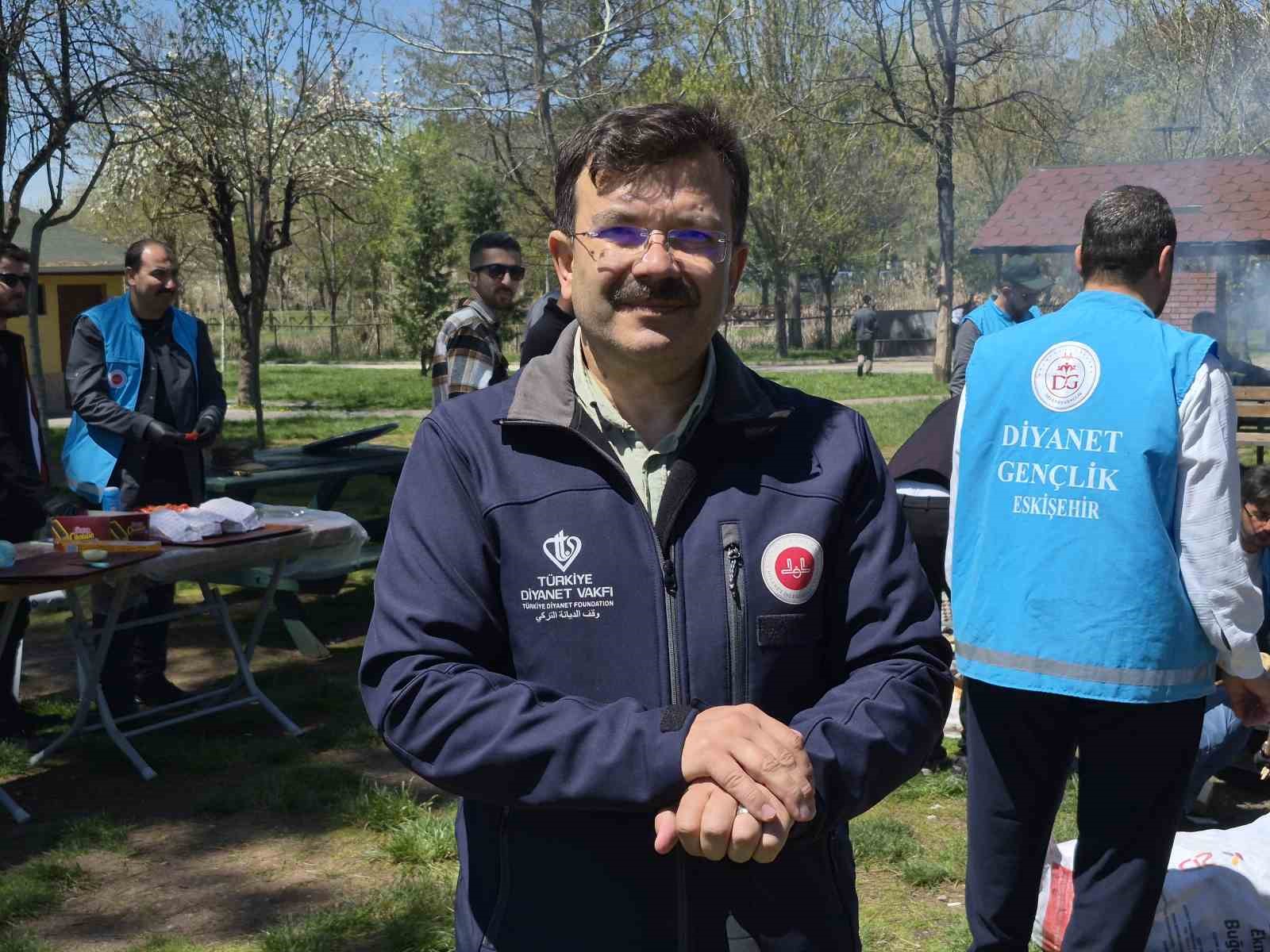 Eskişehir’de gençler doğa ve tarih gezisinin ardından mangalda buluştu
