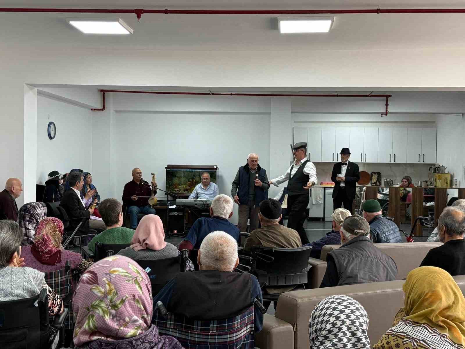 Eskişehir’de huzurevi sakinleri için tiyatro gösterisi düzenlendi
