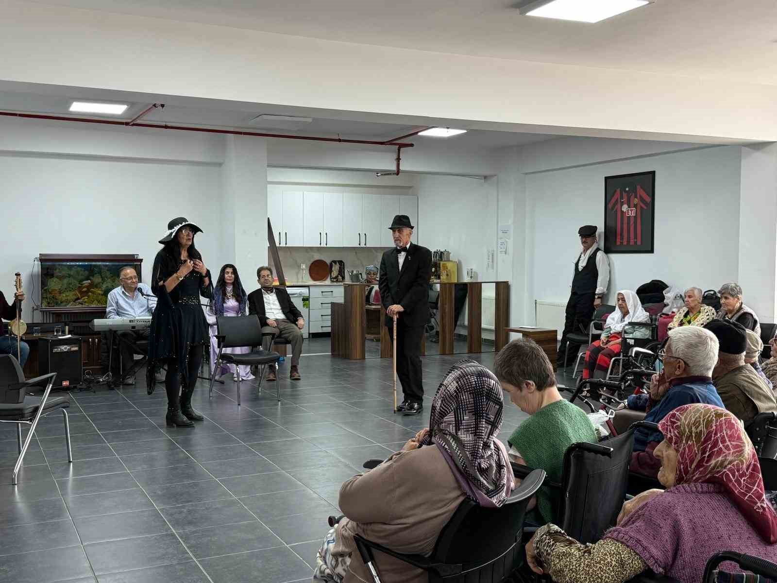 Eskişehir’de huzurevi sakinleri için tiyatro gösterisi düzenlendi
