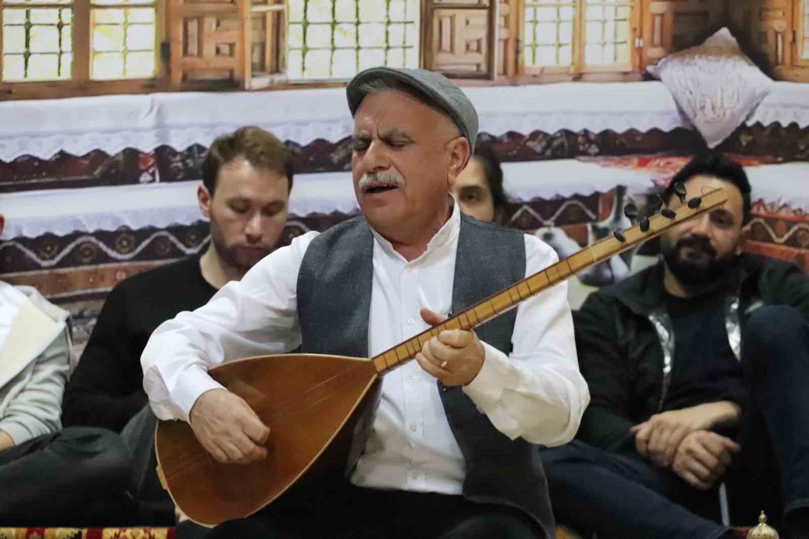 Eskişehir’de iftar sonrası Osmanlı geleneği canlandırıldı
Eskişehir’de iftar sonrası Osmanlı geleneği canlandırıldı