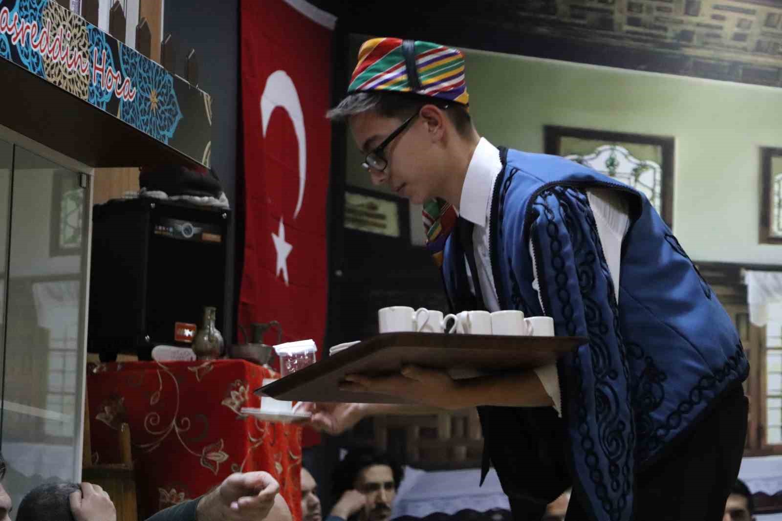 Eskişehir’de iftar sonrası Osmanlı geleneği canlandırıldı
Eskişehir’de iftar sonrası Osmanlı geleneği canlandırıldı