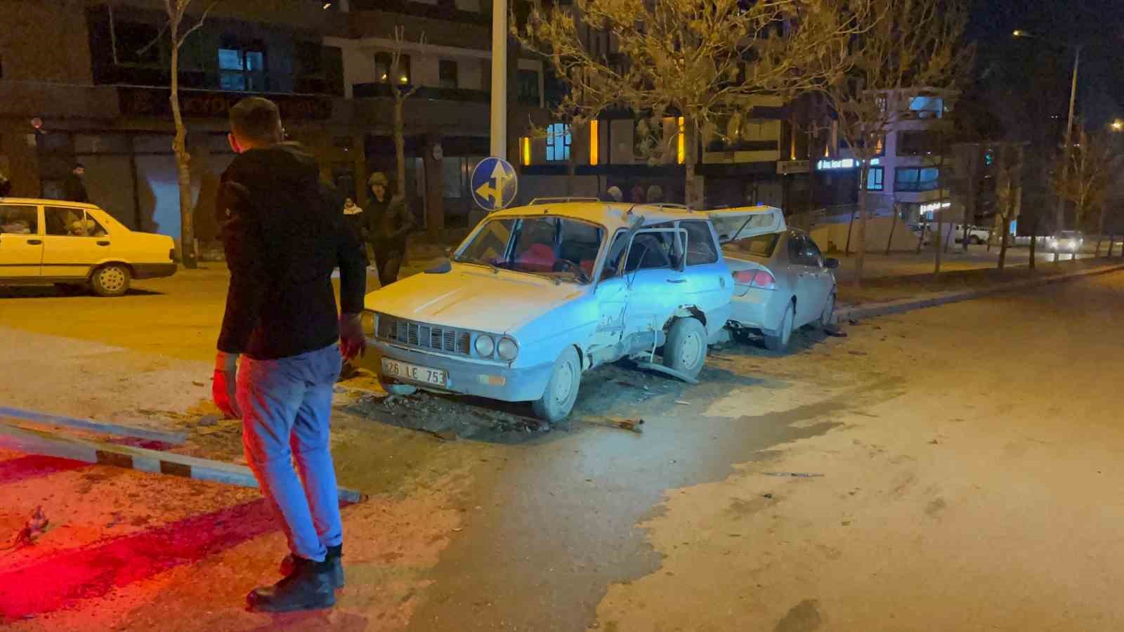 Eskişehir’de iki otomobil çarpıştı: 4 yaralı
