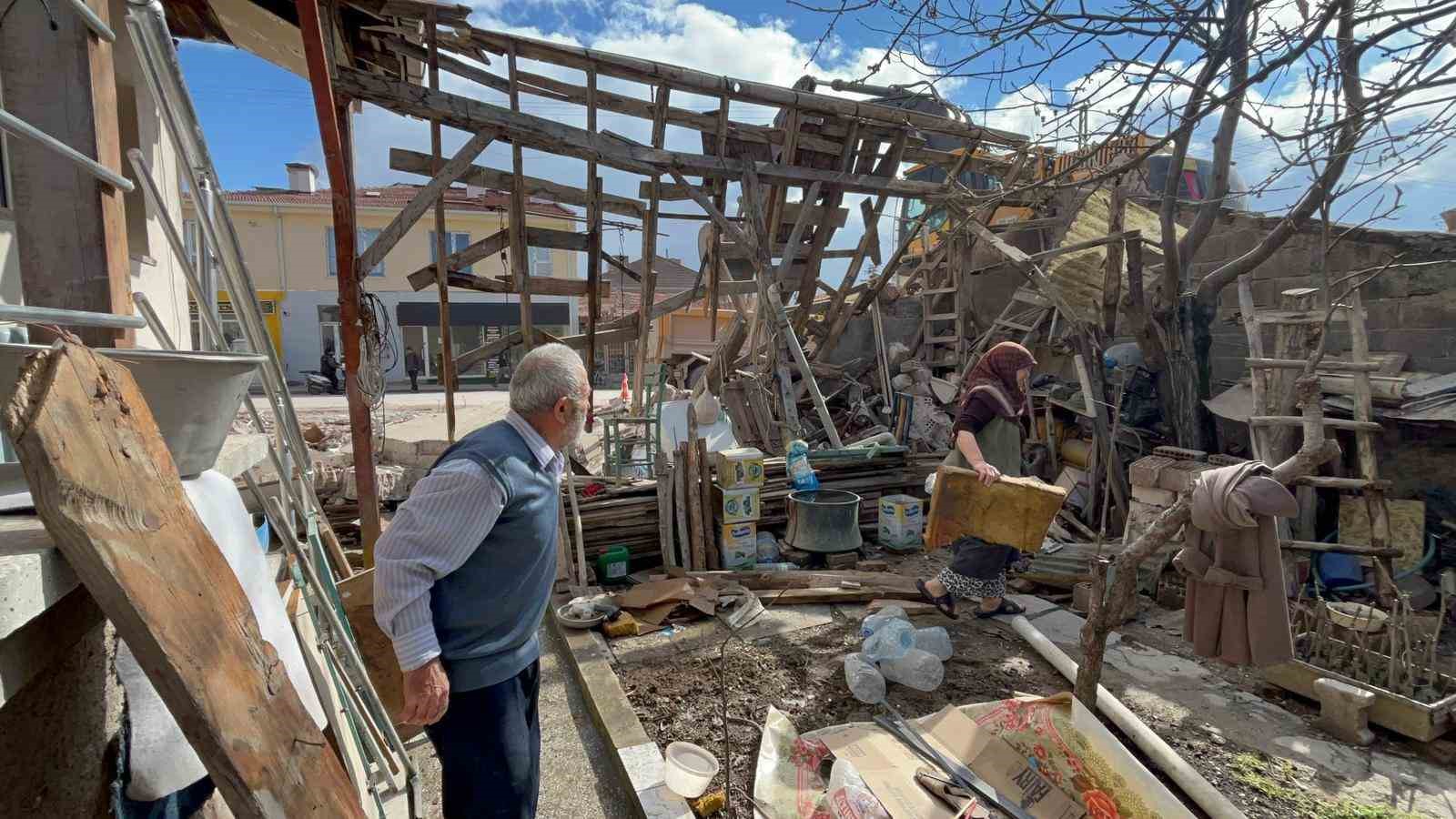 Eskişehir’de ilginç kaza; belediye ekipleri yaşlı çiftin evini adeta başına yıktı
Eskişehir’de ilginç kaza; belediye ekipleri yaşlı çiftin evini adeta başına yıktı