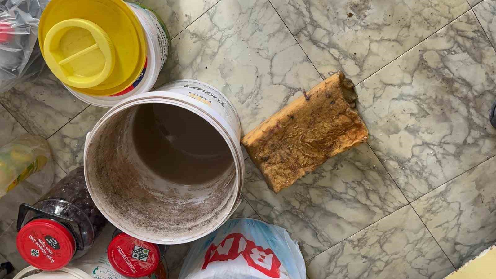 Eskişehir’de ilginç kaza; belediye ekipleri yaşlı çiftin evini adeta başına yıktı
Eskişehir’de ilginç kaza; belediye ekipleri yaşlı çiftin evini adeta başına yıktı