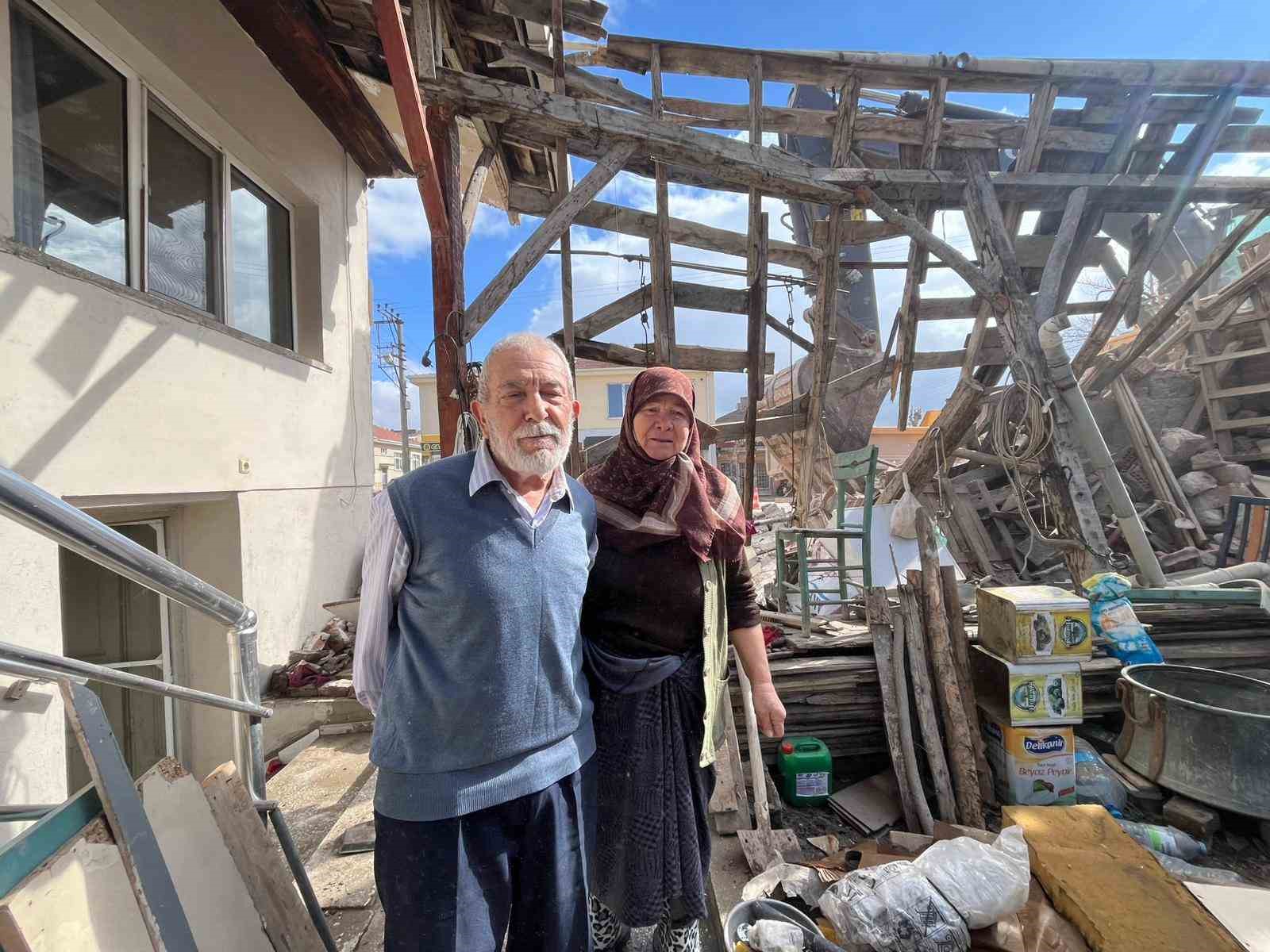 Eskişehir’de ilginç kaza; belediye ekipleri yaşlı çiftin evini adeta başına yıktı
Eskişehir’de ilginç kaza; belediye ekipleri yaşlı çiftin evini adeta başına yıktı