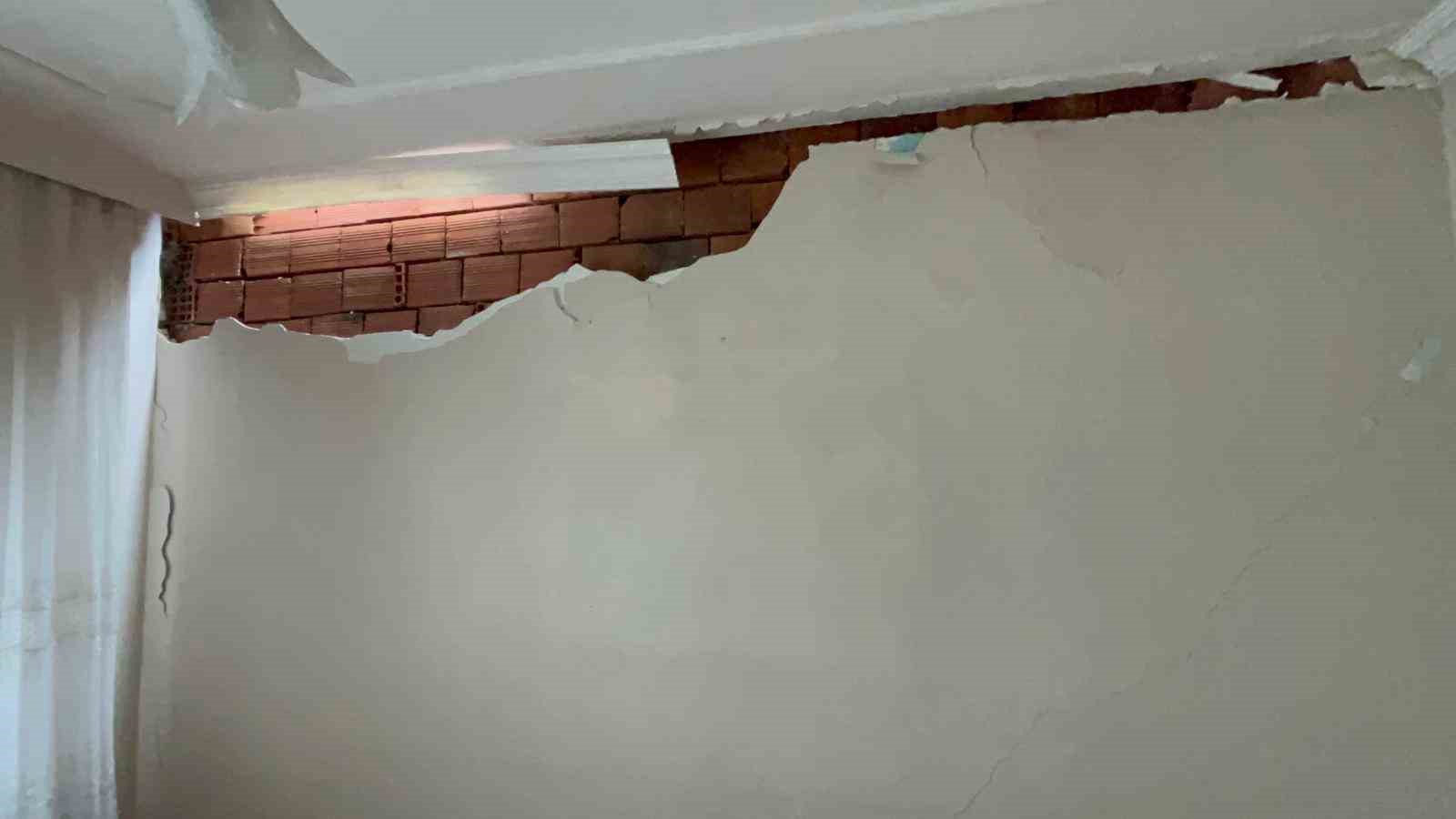 Eskişehir’de ilginç kaza; belediye ekipleri yaşlı çiftin evini adeta başına yıktı
Eskişehir’de ilginç kaza; belediye ekipleri yaşlı çiftin evini adeta başına yıktı