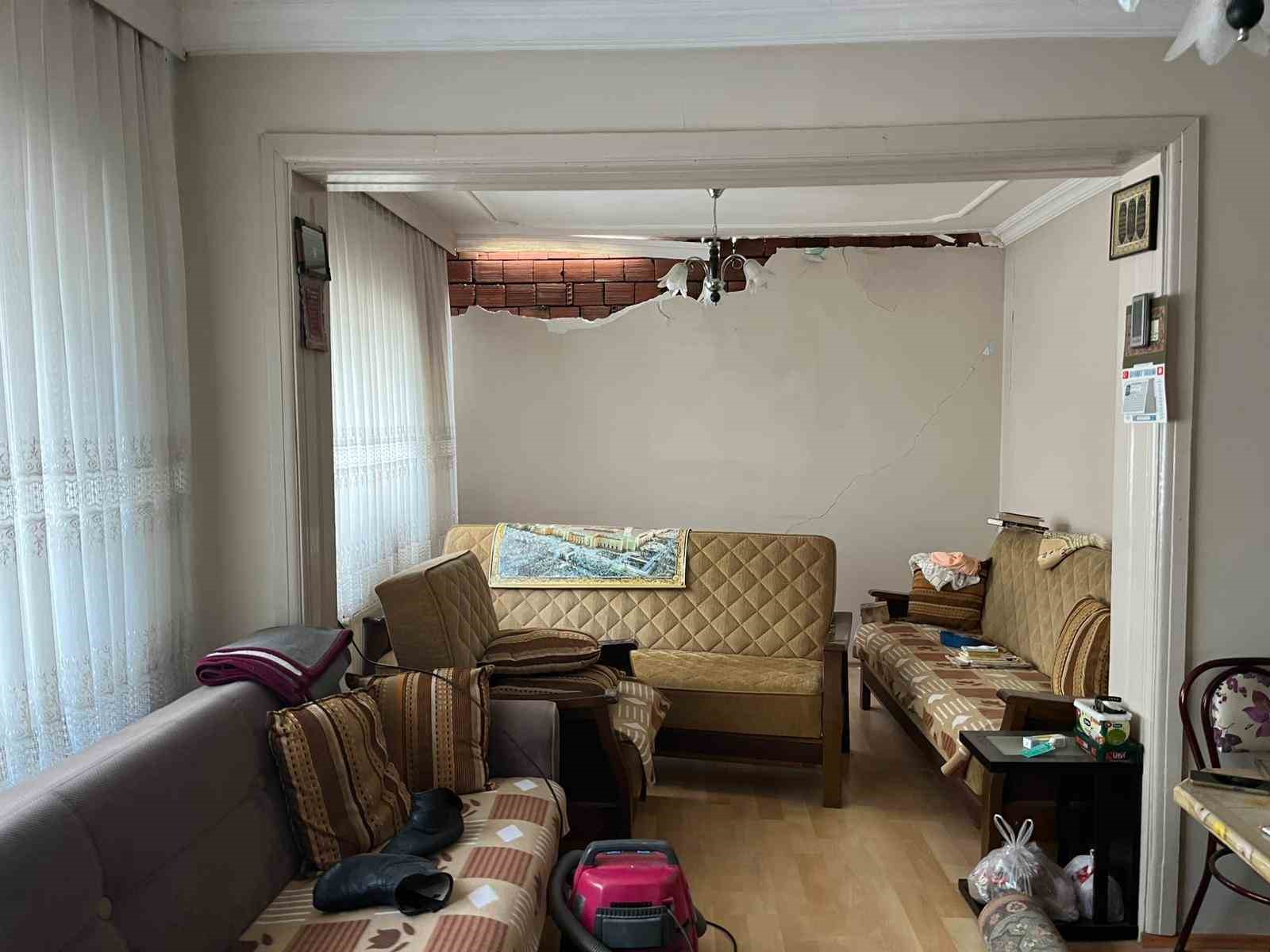 Eskişehir’de ilginç kaza; belediye ekipleri yaşlı çiftin evini adeta başına yıktı
Eskişehir’de ilginç kaza; belediye ekipleri yaşlı çiftin evini adeta başına yıktı