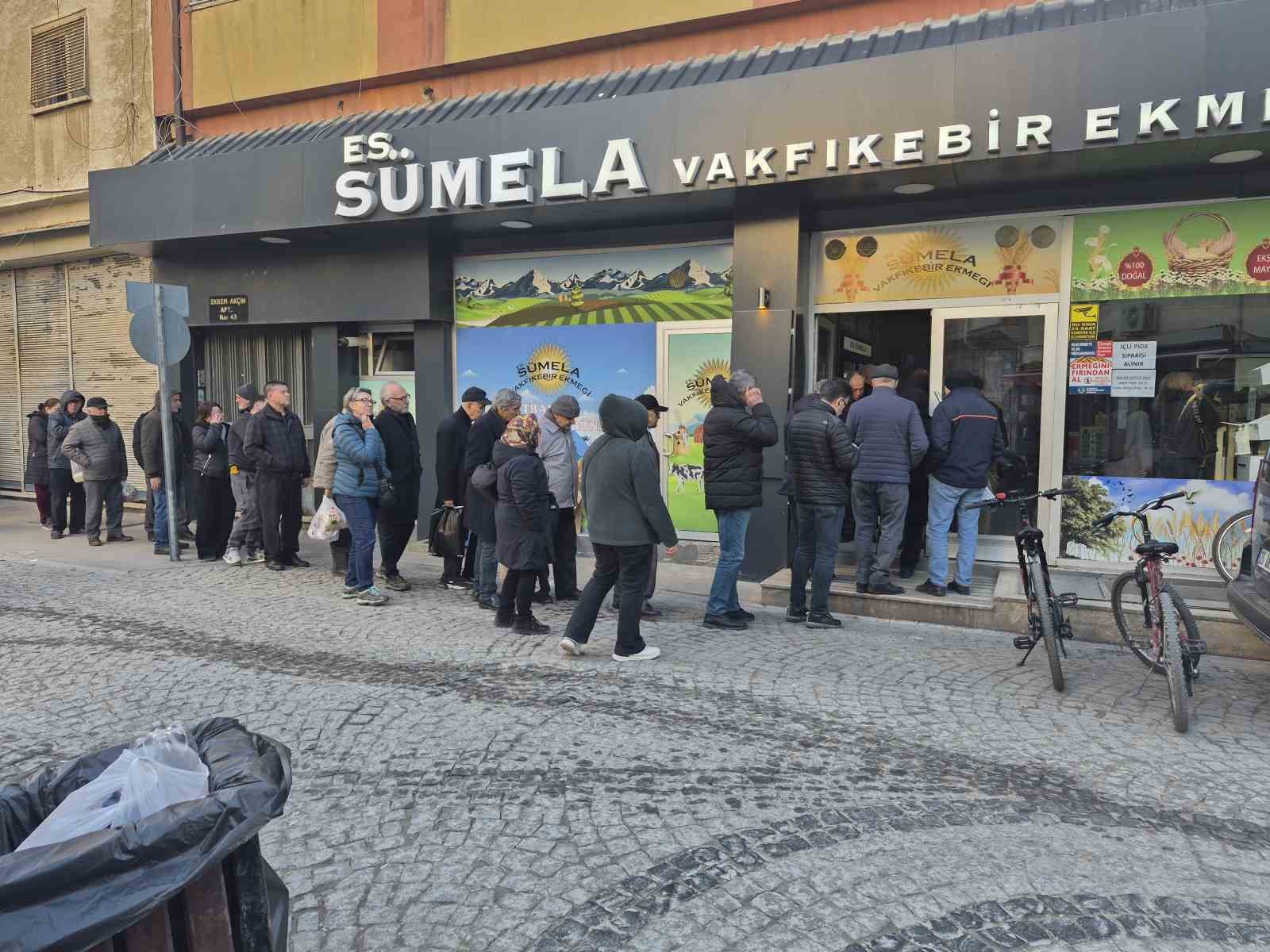 Eskişehir’de ilk iftar öncesi metrelerce "pide" kuyruğu
