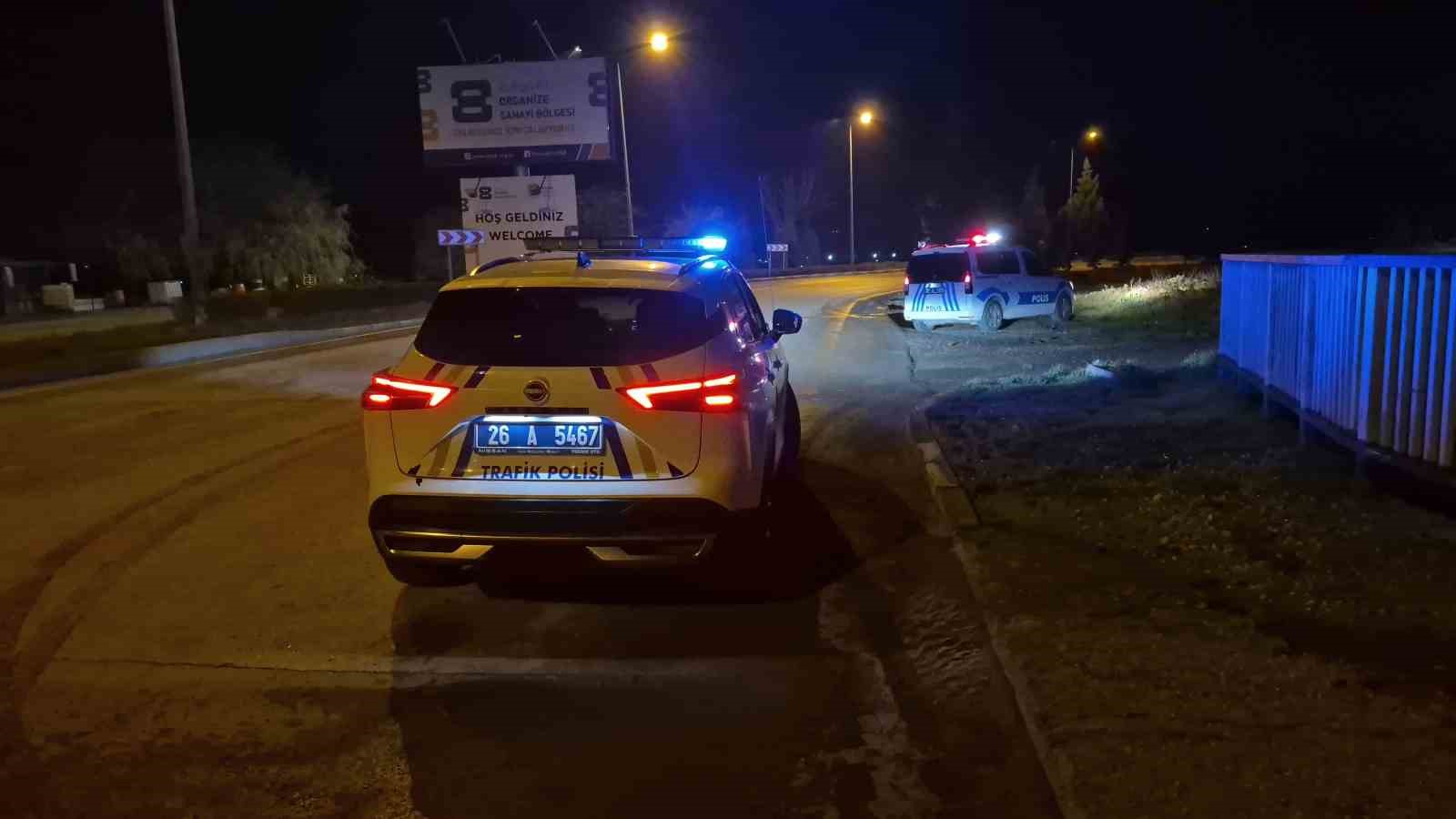 Eskişehir’de kontrolden çıkan otomobil sulama kanalına uçtu: 2 yaralı
