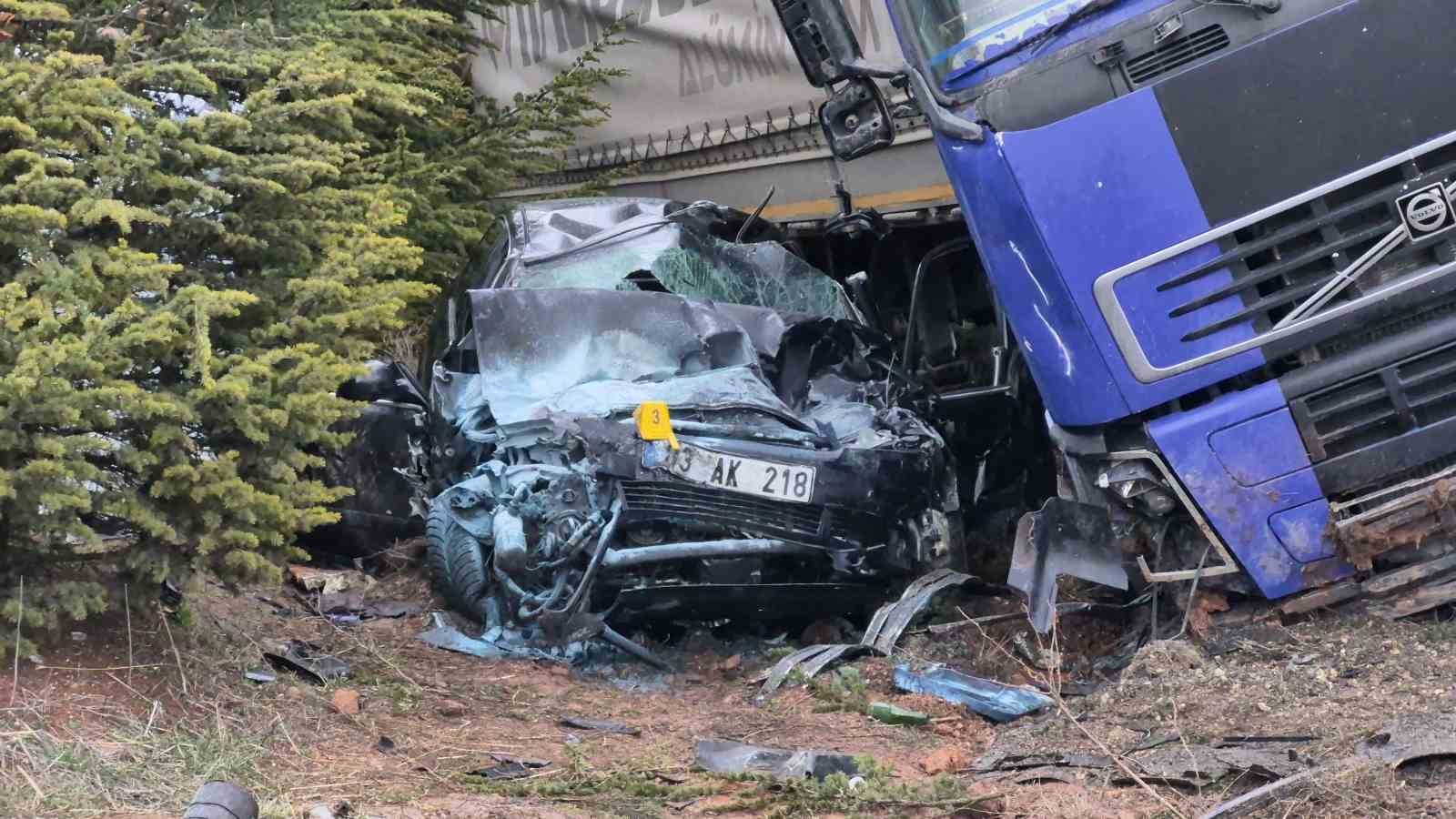 Eskişehir’de kontrolden çıkan tır otomobili altına aldı: 1 ölü, 1’i ağır 2 yaralı
