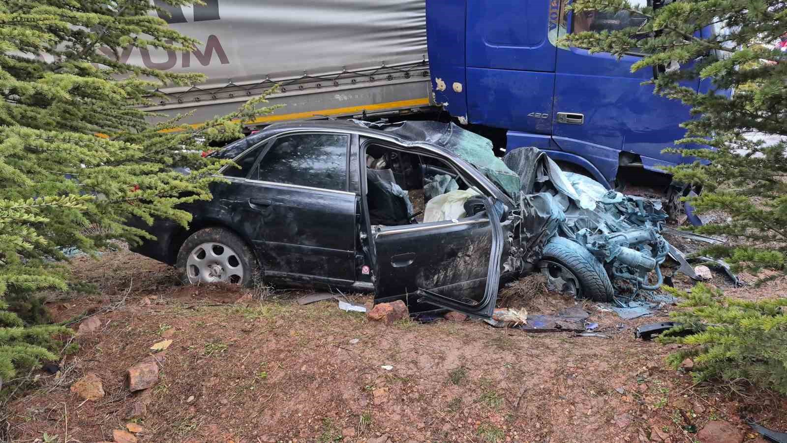 Eskişehir’de kontrolden çıkan tır otomobili altına aldı: 1 ölü, 1’i ağır 2 yaralı
