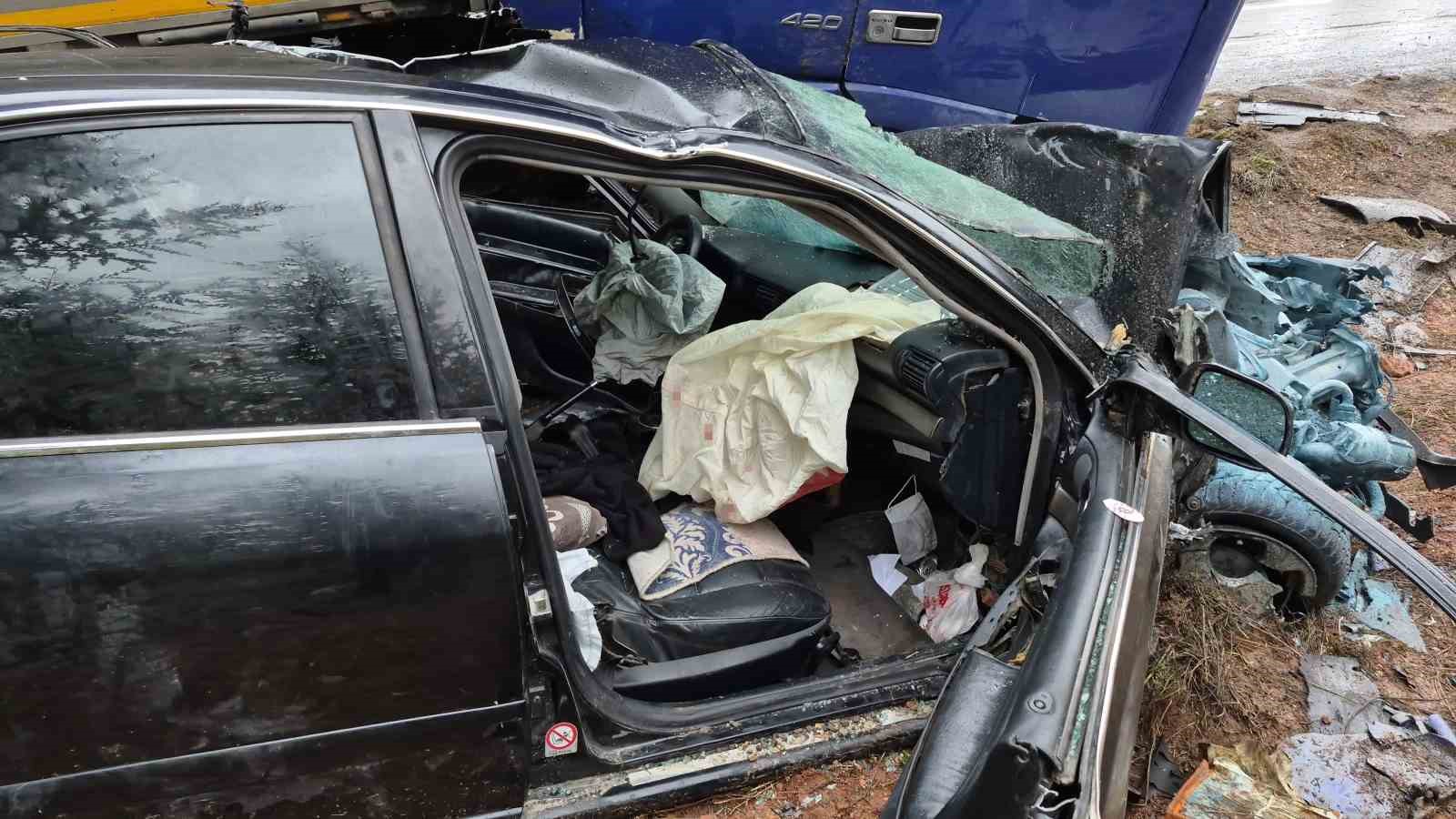 Eskişehir’de kontrolden çıkan tır otomobili altına aldı: 1 ölü, 1’i ağır 2 yaralı
