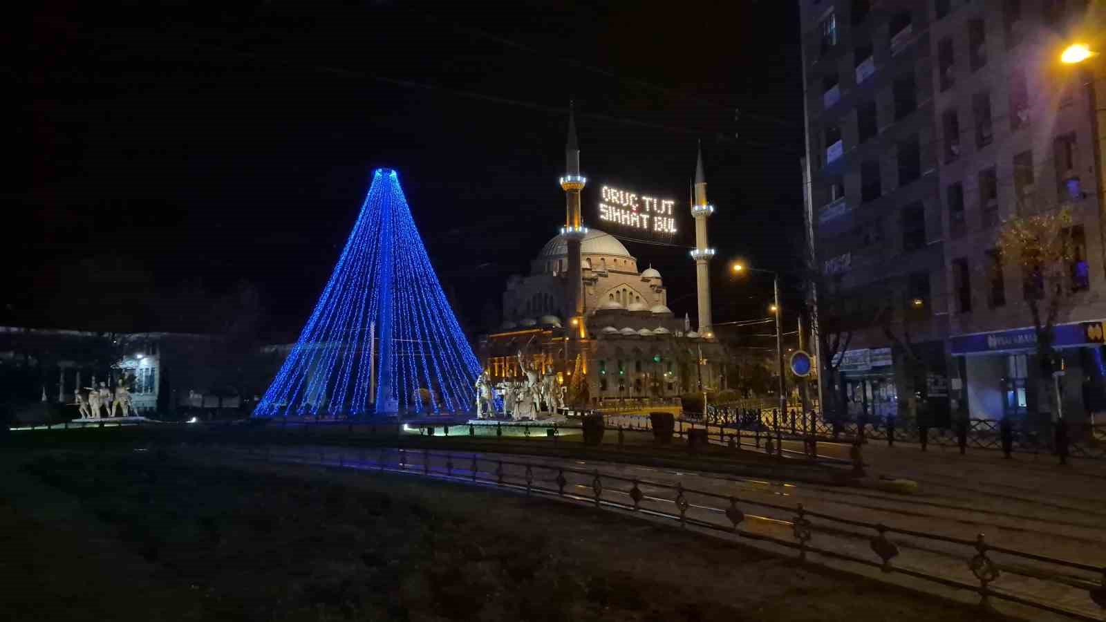 Eskişehir’de mahyalar minareleri süslemeye başladı

