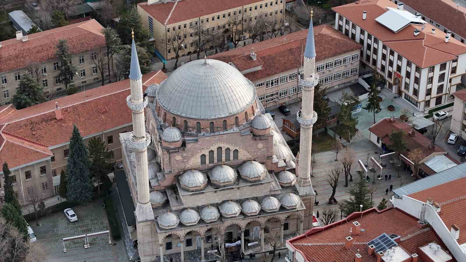 Eskişehir’de mahyalar minareleri süslemeye başladı

