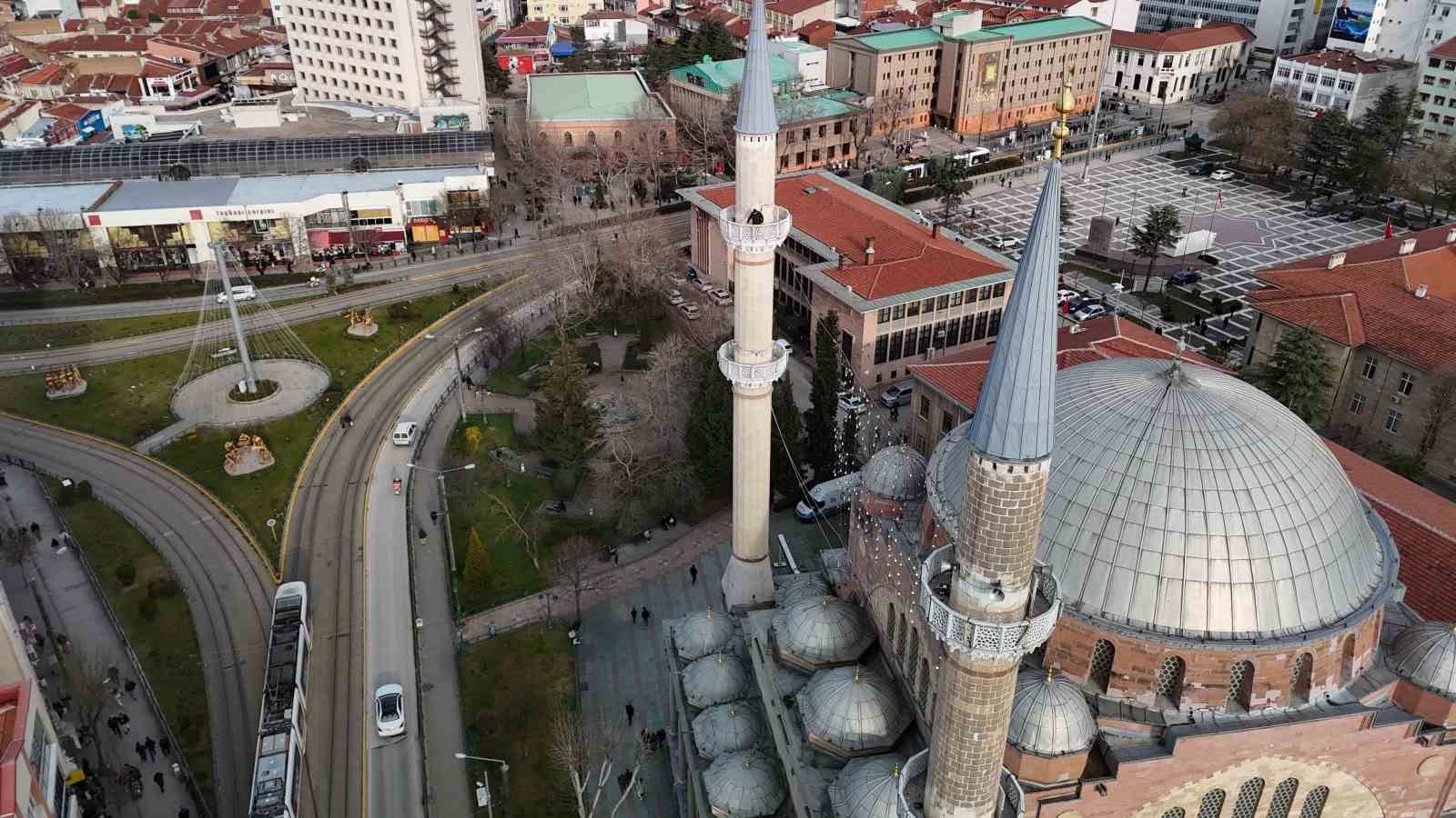 Eskişehir’de mahyalar minareleri süslemeye başladı
