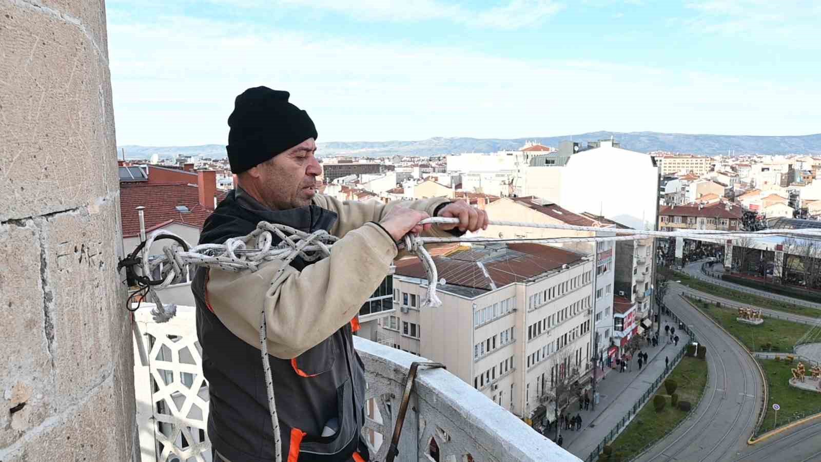 Eskişehir’de mahyalar minareleri süslemeye başladı
