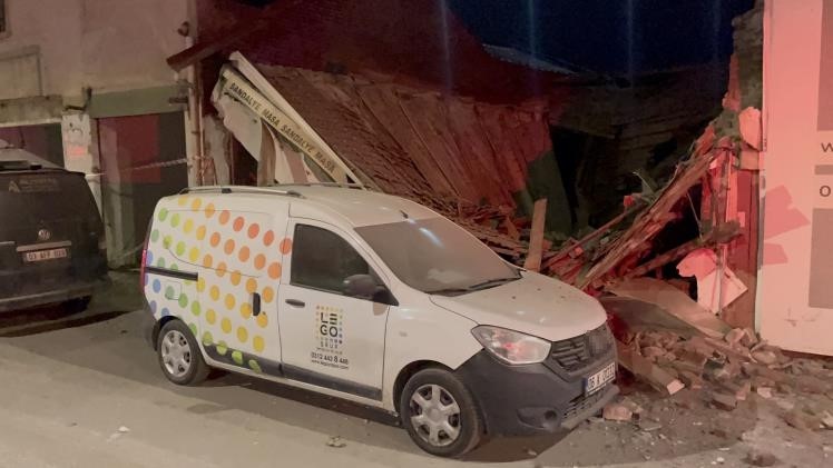 Eskişehir’de metruk iş yeri yıkıldı, şans eseri yaralanan olmadı
