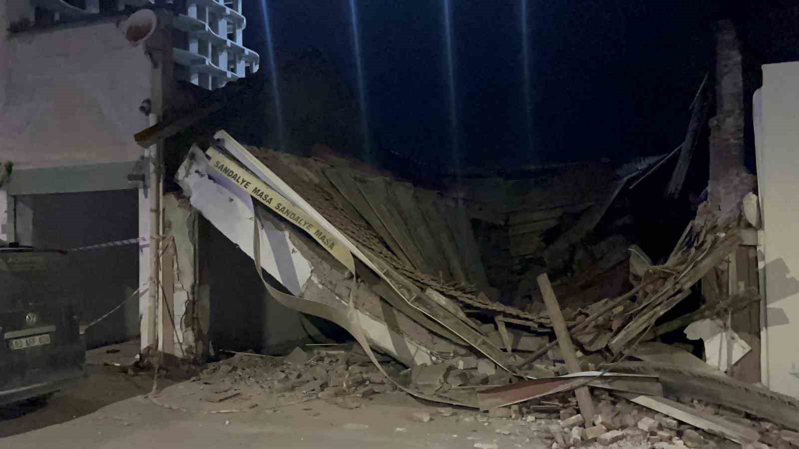 Eskişehir’de metruk iş yeri yıkıldı, şans eseri yaralanan olmadı
