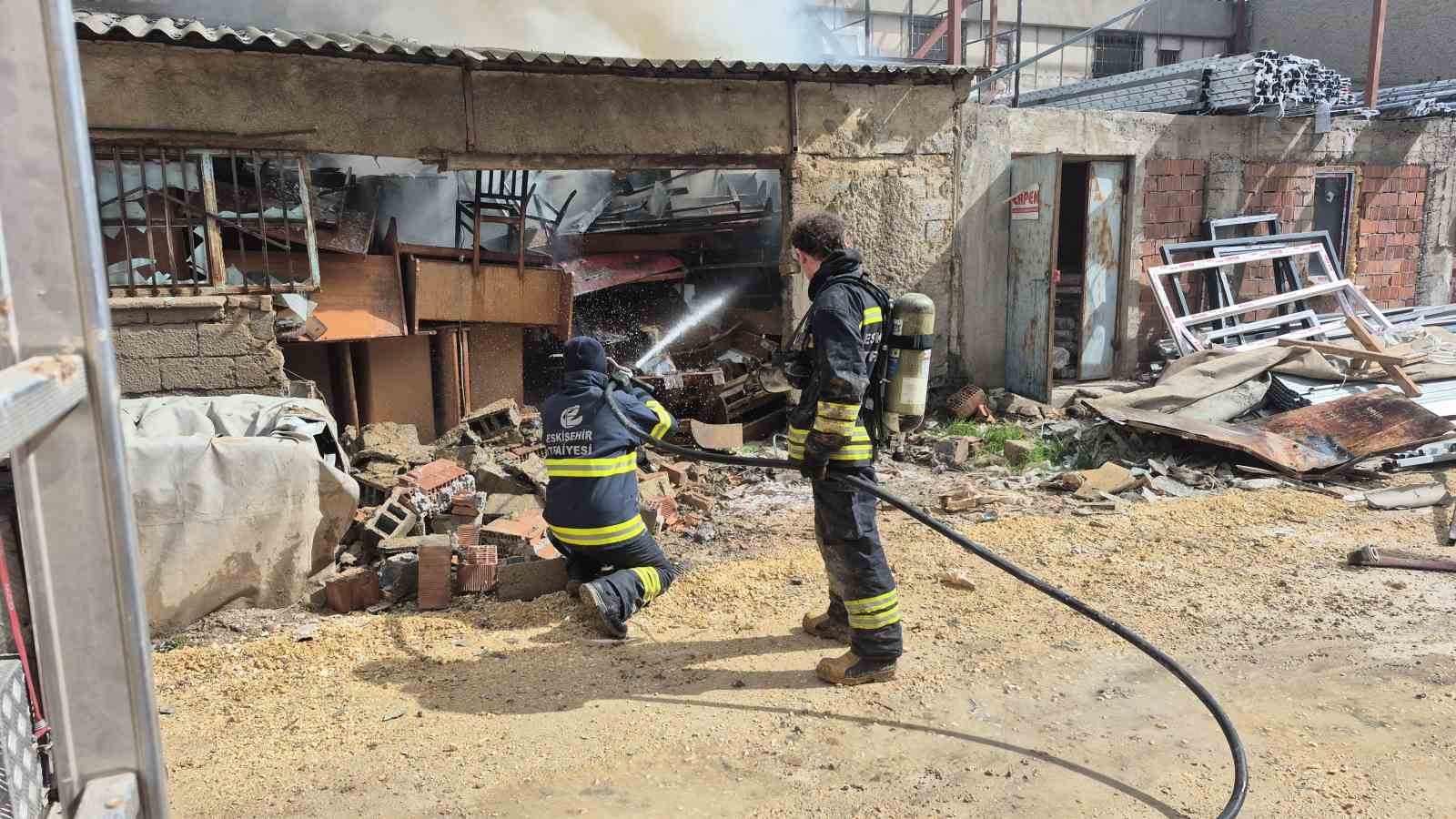Eskişehir’de mobilya deposunda yangın
