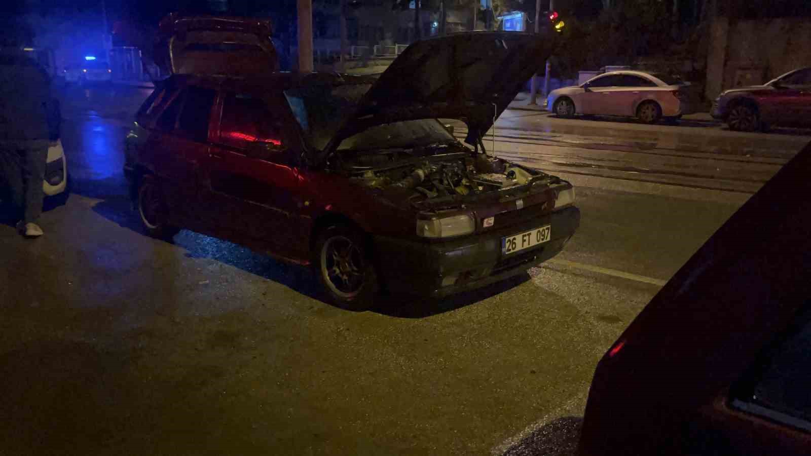 Eskişehir’de motor kısmı yanan araç kullanılamaz hale geldi
