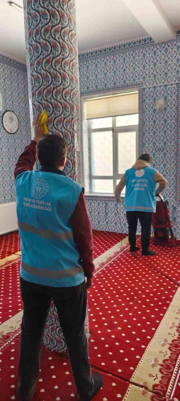 Eskişehir’de öğrenciler camii temizliği gerçekleştirdi
