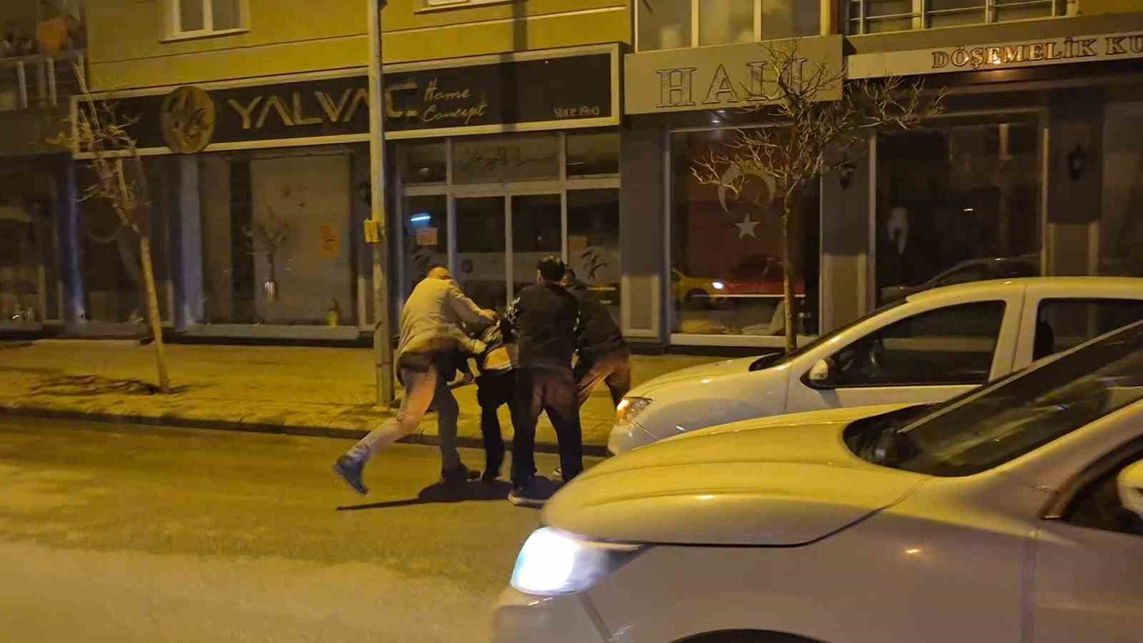 Eskişehir’de olaylı gece: Cadde ortasındaki kavga kamerada
Eskişehir’de olaylı gece: Cadde ortasındaki kavga kamerada