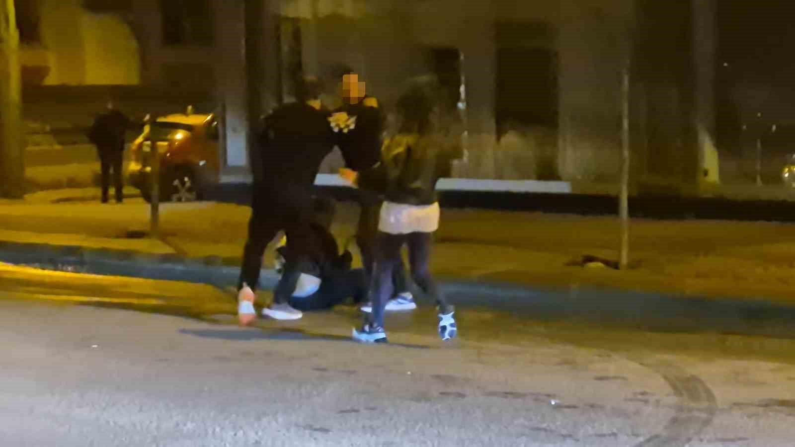 Eskişehir’de olaylı gece: Cadde ortasındaki kavga kamerada
Eskişehir’de olaylı gece: Cadde ortasındaki kavga kamerada