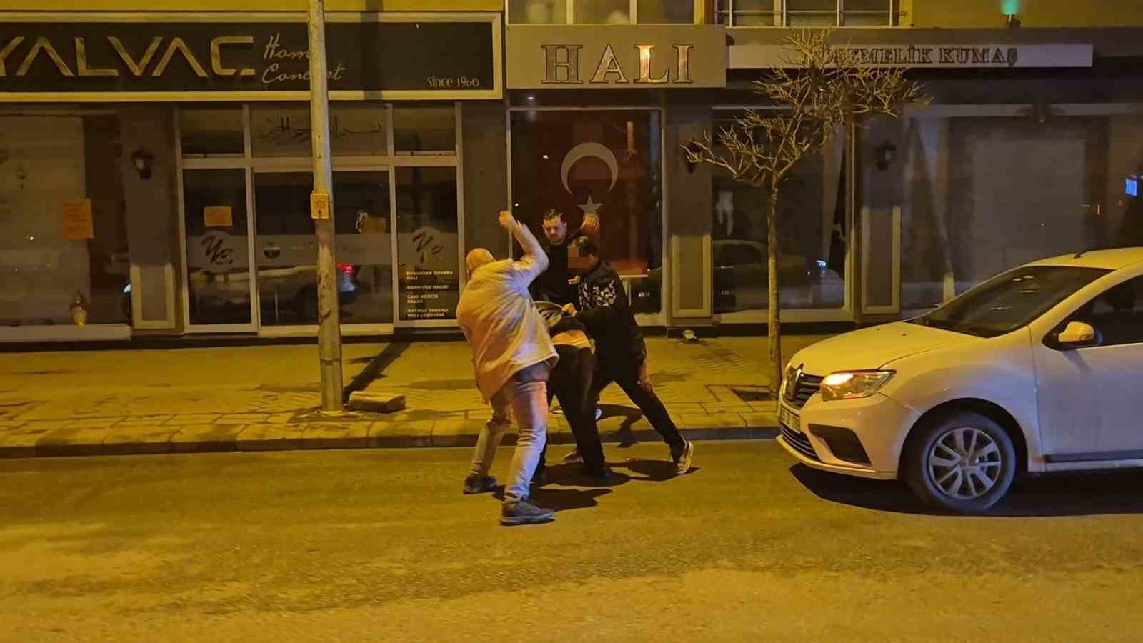 Eskişehir’de olaylı gece: Cadde ortasındaki kavga kamerada
Eskişehir’de olaylı gece: Cadde ortasındaki kavga kamerada